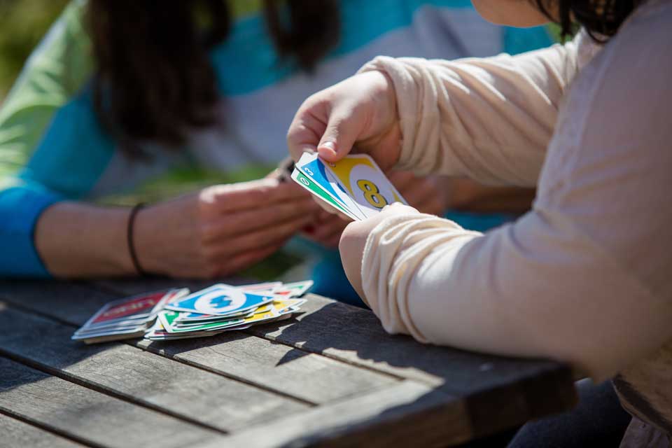 Kinder spielen Karten